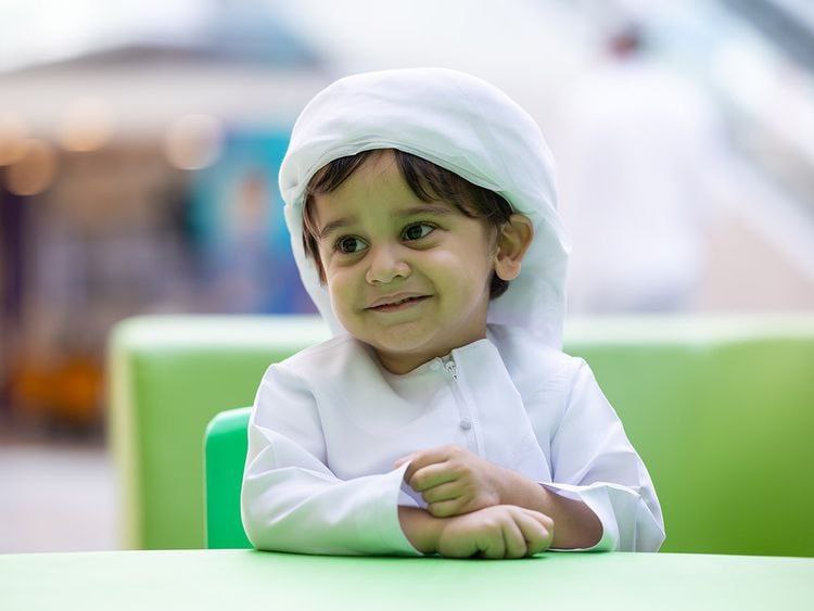 来认识一下 3 岁的阿联酋男孩他是迪拜最年轻的肾移植接受者