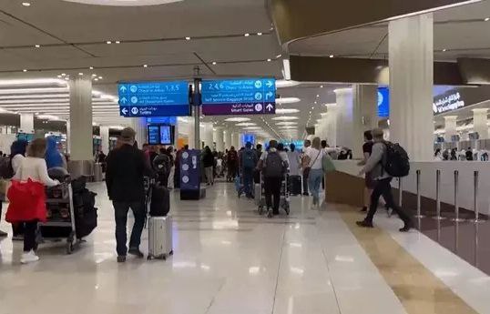 暴雨过后迪拜国际机场航班逐步恢复