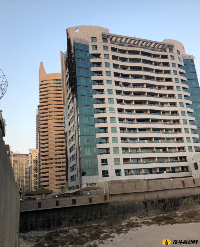 迪拜滨海火灾:法医调查现场，60名居民搬到酒店