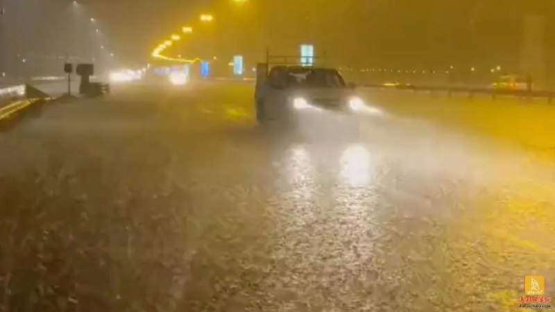 阿联酋：早晨的大雨袭击了4个酋长国，司机在雨中行驶