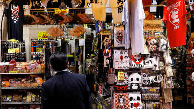 日本经济增长预测调低至0.9%