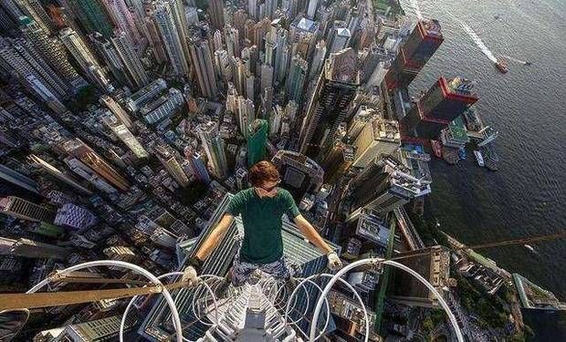 中国香港有333座摩天大楼，遥遥领先于迪拜，数量是世界第一