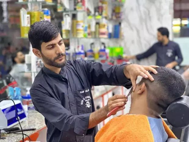 在迪拜仅收费5迪拉姆的理发店越来越受欢迎