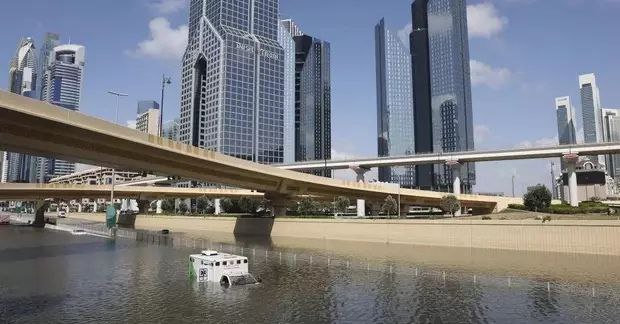迪拜遭遇发大水是因为人工降雨造成的吗